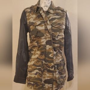 IRIS Women’s Camo Jacket Zipper & Button Black Sleeves, Cinched Waist (Med)